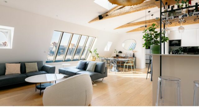 Dernier étage lumineux avec vue sur les toits de Paris