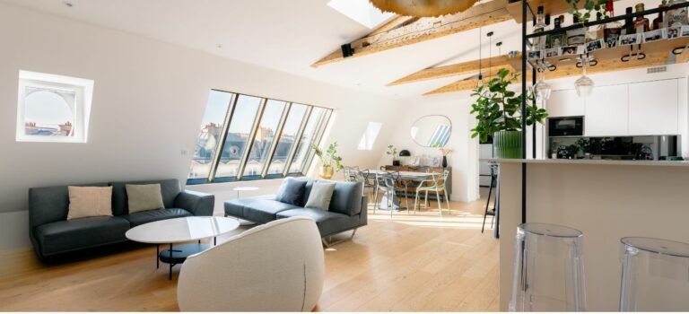 Dernier étage lumineux avec vue sur les toits de Paris