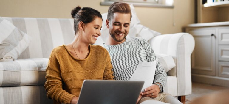 couple devant un ordinateur en train d'effectuer une recherche immobiliere