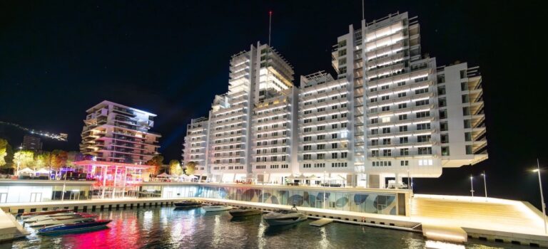 L'immeuble Le Renzo a Monaco, dans le quartier Mareterra — appartement le plus cher du monde