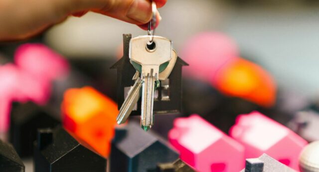 cls remises lors d’un achat immobilier avec maquettes de maisons en arriere plan