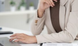 Dirigeante d’entreprise immobiliere analysant des donnees financieres pour anticiper les indemnites de fin de carriere et mettre en place un contrat IFC