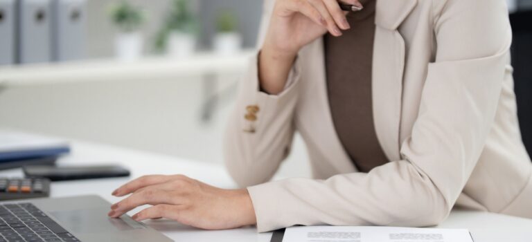 Dirigeante d’entreprise immobiliere analysant des donnees financieres pour anticiper les indemnites de fin de carriere et mettre en place un contrat IFC