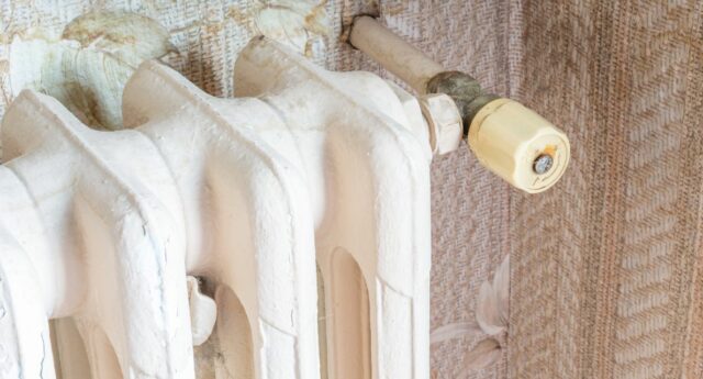 Radiateur ancien dans un logement mal isolée illustrant une passoire energetique