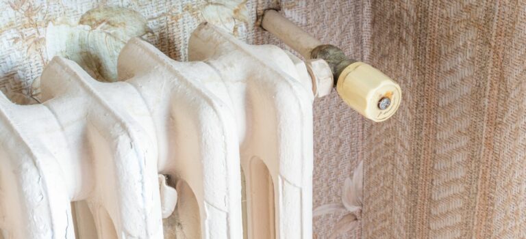 Radiateur ancien dans un logement mal isolée illustrant une passoire energetique