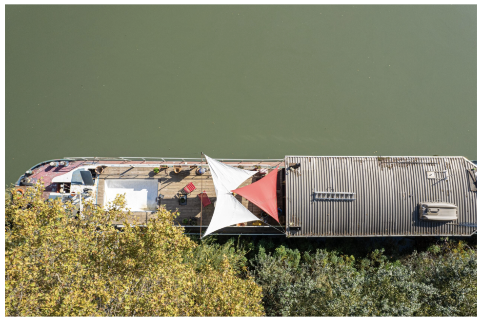 une peniche d’artiste face au Palais des Papes