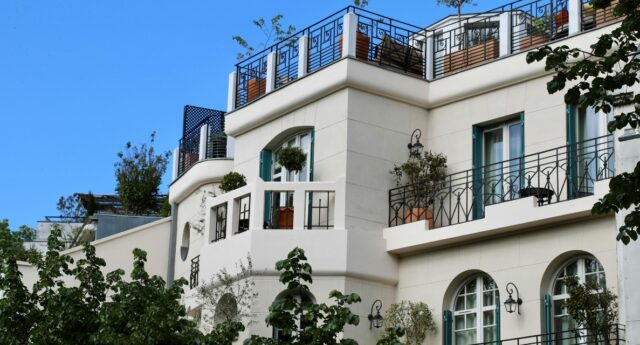 Facade d'un bel immeuble en copropriete