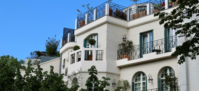 Facade d'un bel immeuble en copropriete