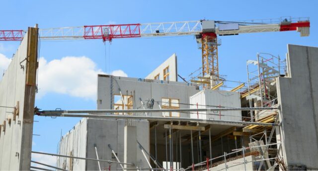 Chantier de logements collectifs neufs illustrant le ralentissement du marche immobilier