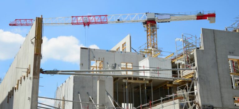 Chantier de logements collectifs neufs illustrant le ralentissement du marche immobilier