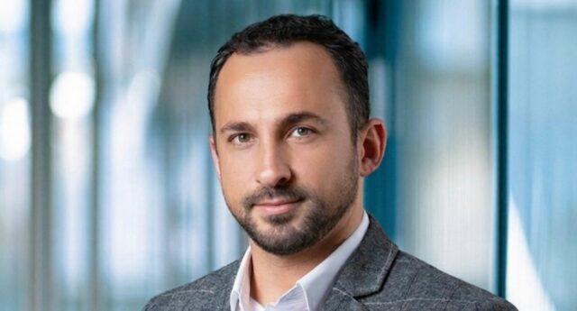 Portrait de Kerryan Gars directeur France de Real Advisor