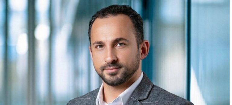 Portrait de Kerryan Gars directeur France de Real Advisor