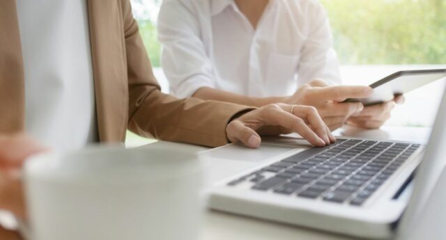 Acquéreurs preparant un retrait d’assurance vie pour financer un achat immobilier