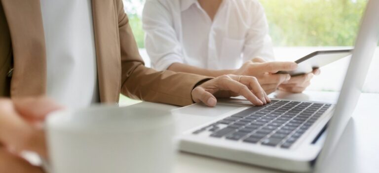 Acquéreurs preparant un retrait d’assurance vie pour financer un achat immobilier
