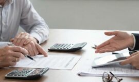 Emprunteur echangeant sur le cout de son assurance emprunteur pour un crédit immobilier