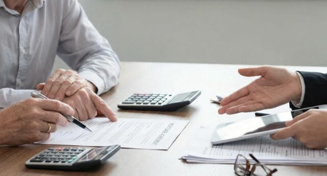 Emprunteur echangeant sur le cout de son assurance emprunteur pour un crédit immobilier