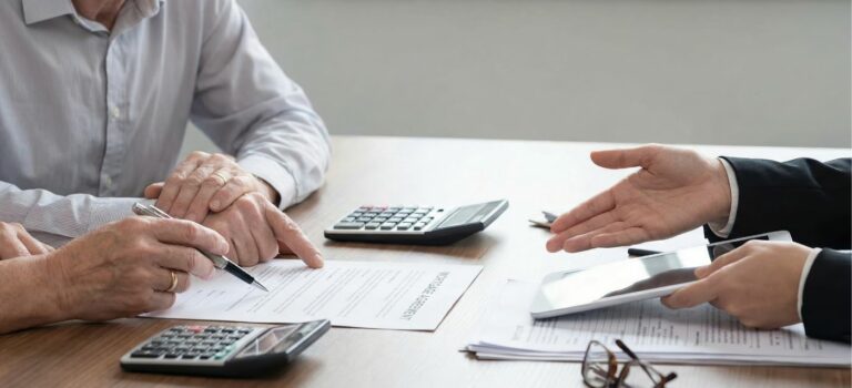 Emprunteur echangeant sur le cout de son assurance emprunteur pour un crédit immobilier
