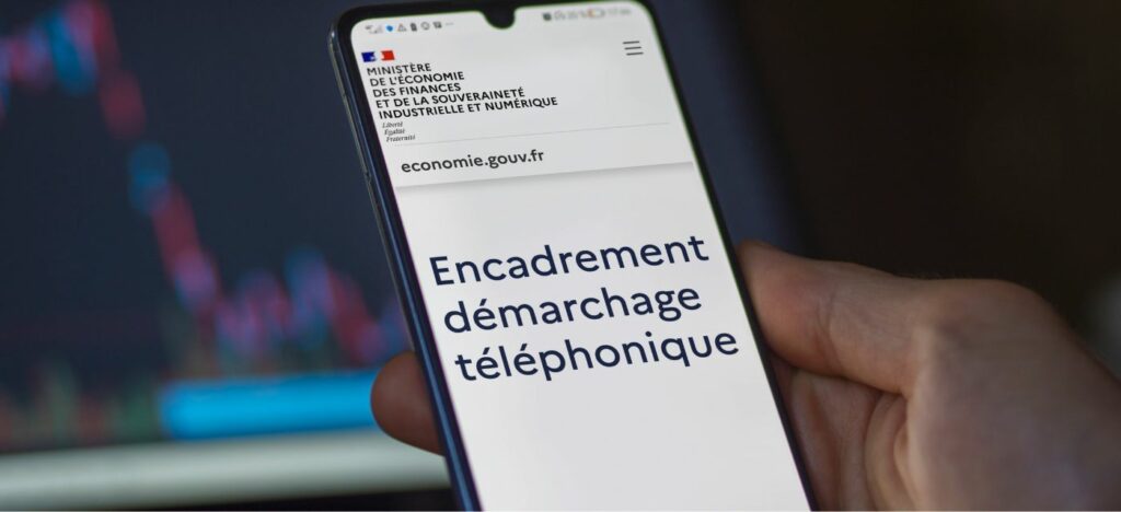 Smartphone affichant l’encadrement du demarchage telephonique, illustrant les nouvelles regles de prospection pour les agents immobiliers.
