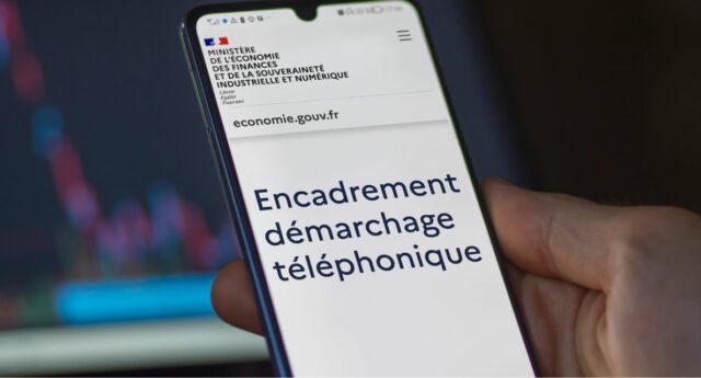 Smartphone affichant l’encadrement du demarchage telephonique, illustrant les nouvelles regles de prospection pour les agents immobiliers.
