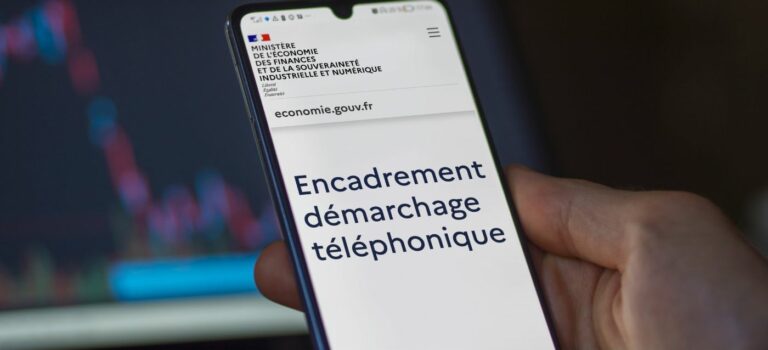 Smartphone affichant l’encadrement du demarchage telephonique, illustrant les nouvelles regles de prospection pour les agents immobiliers.