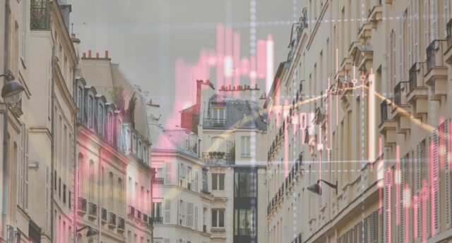 Faaades d'immeubles parisiens en surimpression avec un graphique de marche, illustrant les previsions BPCE L'Observatoire sur le credit immobilier en 2026