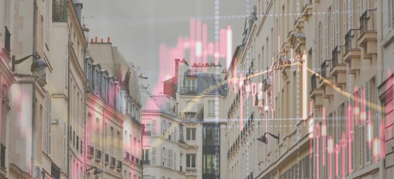 Faaades d'immeubles parisiens en surimpression avec un graphique de marche, illustrant les previsions BPCE L'Observatoire sur le credit immobilier en 2026
