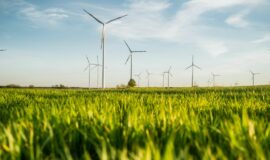 champ avec des eolienne pour illustrer electricite verte