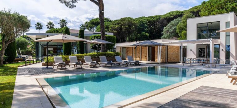 Villa de prestige proposee en location saisonniere sur la Cote d'Azur