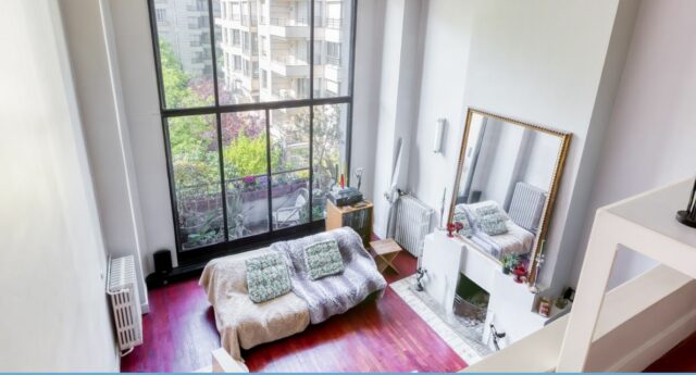 Atelier en duplex dans un immeuble construit dans les années 30