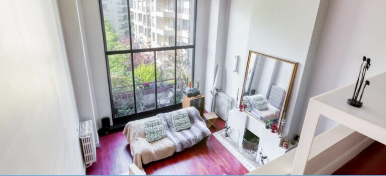 Atelier en duplex dans un immeuble construit dans les années 30