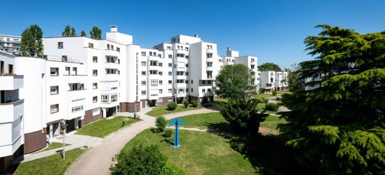 Résidence Seqens en ile-de-France illustrant les enjeux de construction durable et d'adaptation climatique.