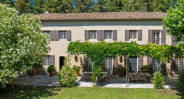 Mas provençal du XVIIIe siecle entouré d'oliviers pres de Fontvieille dans les Alpilles.