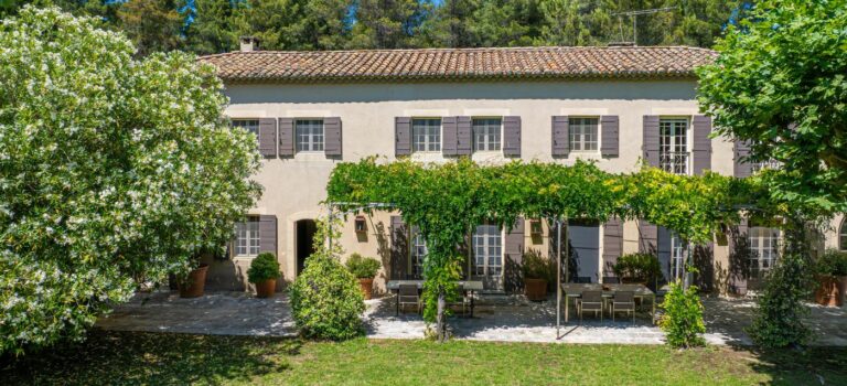 Mas provençal du XVIIIe siecle entouré d'oliviers pres de Fontvieille dans les Alpilles.