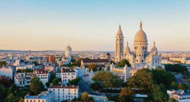 Vue de Montmartre et du Sacre-Cœur dans le 18e arrondissement de Paris, ou le village Ramey attire de jeunes acquereurs.