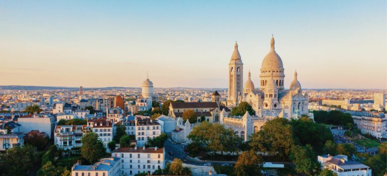 Vue de Montmartre et du Sacre-Cœur dans le 18e arrondissement de Paris, ou le village Ramey attire de jeunes acquereurs.