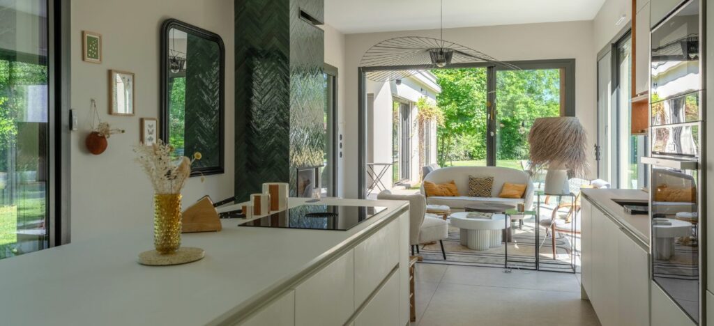 cuisine et piece de vie d'une maison contemporaine dans l'ouest lyonnais
