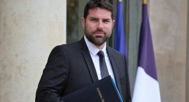 Vincent Jeanbrun, ministre du Logement et de la Ville sur le perron de l'Élysée