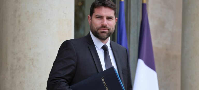 Vincent Jeanbrun, ministre du Logement et de la Ville sur le perron de l'Élysée