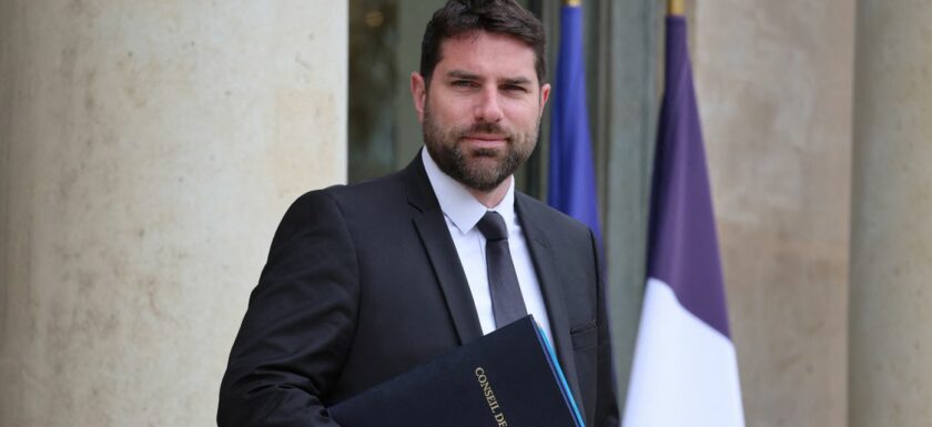 Vincent Jeanbrun, ministre du Logement et de la Ville sur le perron de l'Élysée