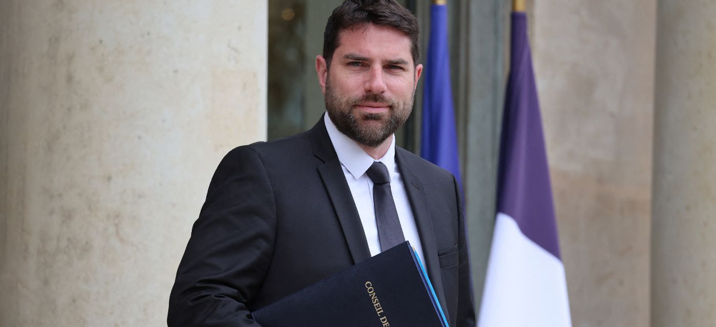 Vincent Jeanbrun, ministre du Logement et de la Ville sur le perron de l'Élysée