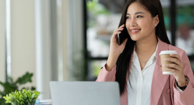 Agent immobilier au telephone preparant un appel de prospection pour contacter un vendeur avec un script adapte
