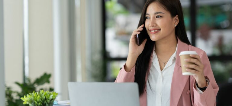 Agent immobilier au telephone preparant un appel de prospection pour contacter un vendeur avec un script adapte