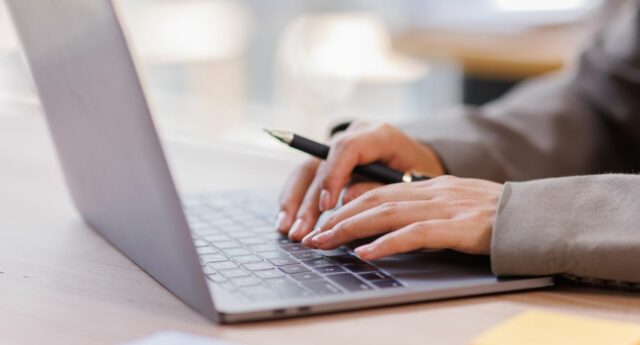 Personne remplissant un formulaire d’estimation immobiliEre en ligne pour demander la valeur de son bien.