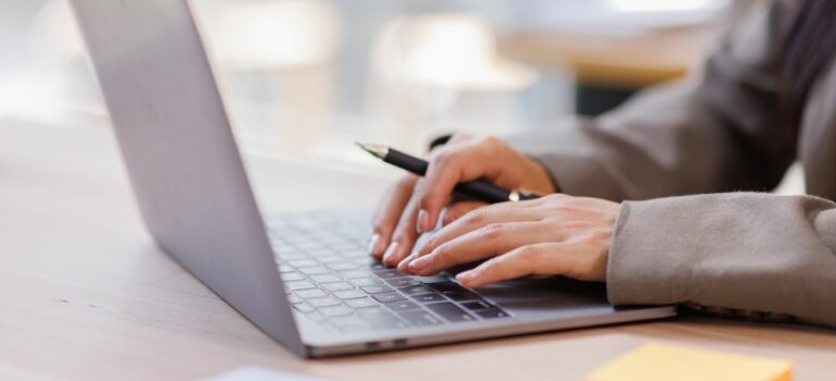 Personne remplissant un formulaire d’estimation immobiliEre en ligne pour demander la valeur de son bien.