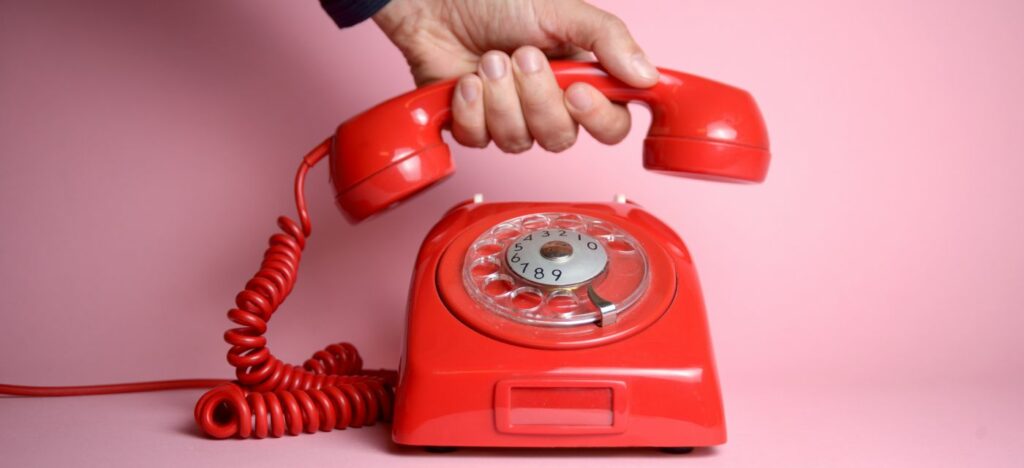 Telephone rouge symbolisant la fin de la pige immobiliere a froid et l’evolution de la prospection immobiliere