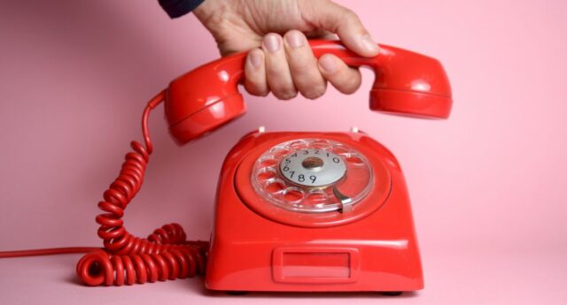 Telephone rouge symbolisant la fin de la pige immobiliere a froid et l’evolution de la prospection immobiliere