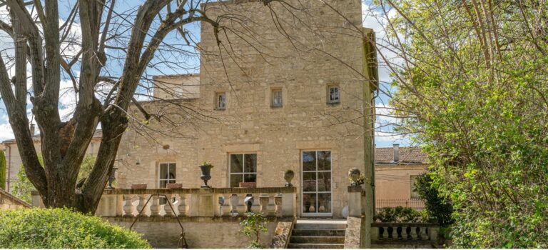 Uzes : une demeure historique avec jardin a 2,35 M€