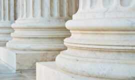 Colonnes de marbre d'un palais de justice, illustration de la condamnation de Jinka pour pratique commerciale trompeuse face à SeLoger