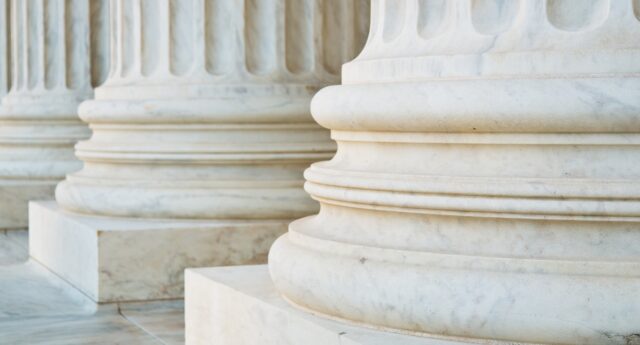 Colonnes de marbre d'un palais de justice, illustration de la condamnation de Jinka pour pratique commerciale trompeuse face à SeLoger