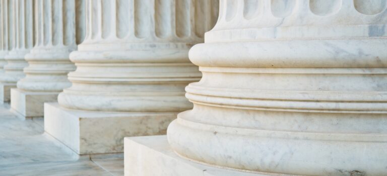 Colonnes de marbre d'un palais de justice, illustration de la condamnation de Jinka pour pratique commerciale trompeuse face à SeLoger